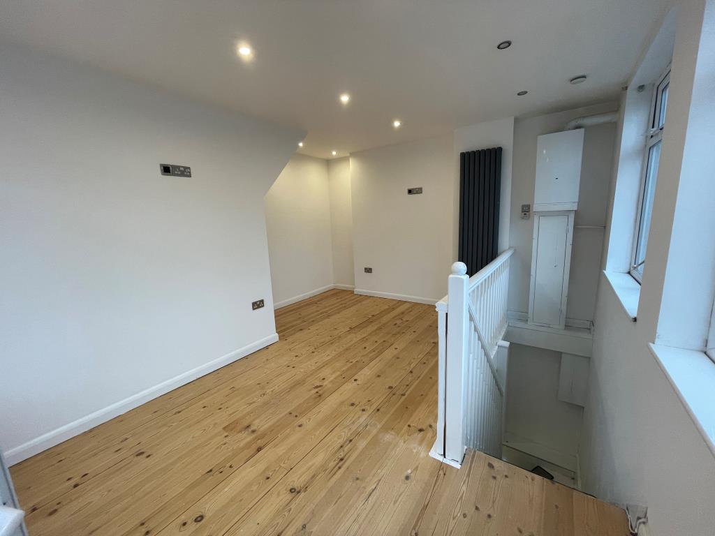 Lot: 64 - RECENTLY REFURBISHED SPLIT-LEVEL FLAT - 